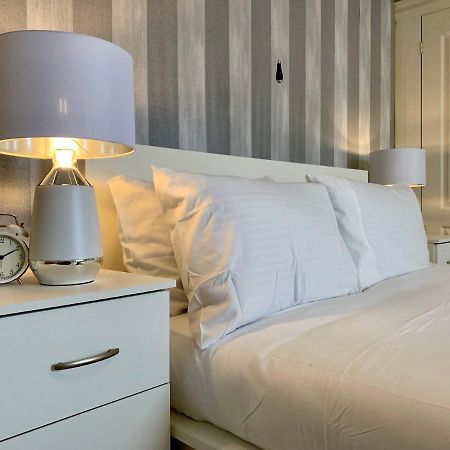 Somerford Place - 6 Beds - Sleeps 12 - Parks 2-3 Cars/Vans Willenhall Ngoại thất bức ảnh