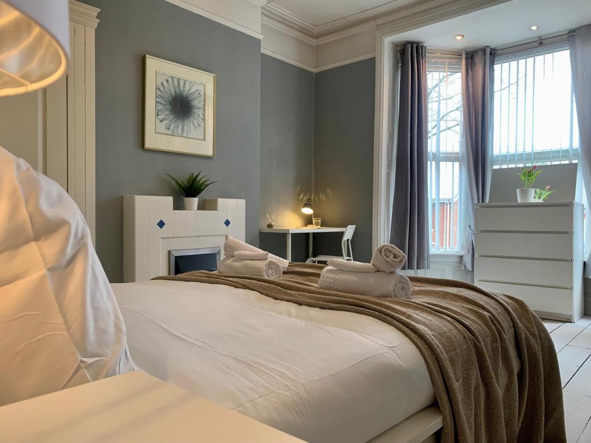 Somerford Place - 6 Beds - Sleeps 12 - Parks 2-3 Cars/Vans Willenhall Ngoại thất bức ảnh