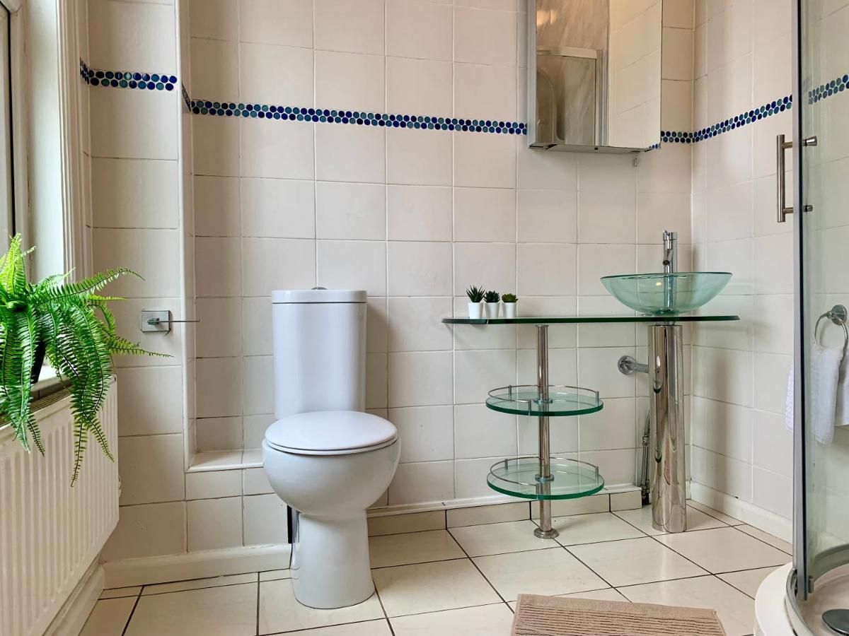 Somerford Place - 6 Beds - Sleeps 12 - Parks 2-3 Cars/Vans Willenhall Ngoại thất bức ảnh