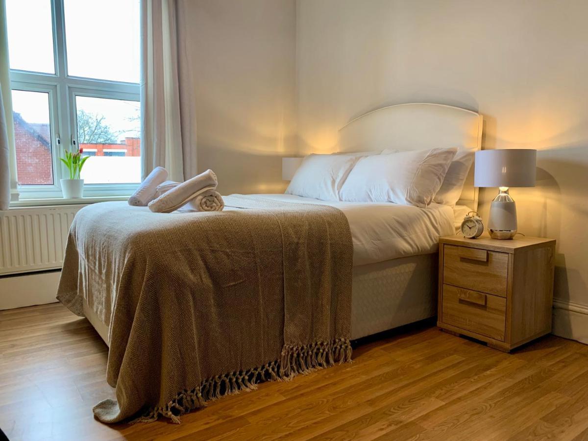 Somerford Place - 6 Beds - Sleeps 12 - Parks 2-3 Cars/Vans Willenhall Ngoại thất bức ảnh