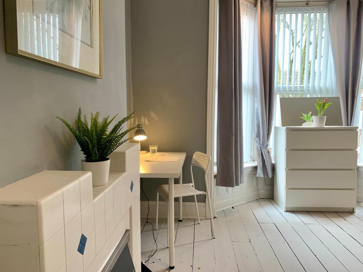 Somerford Place - 6 Beds - Sleeps 12 - Parks 2-3 Cars/Vans Willenhall Ngoại thất bức ảnh