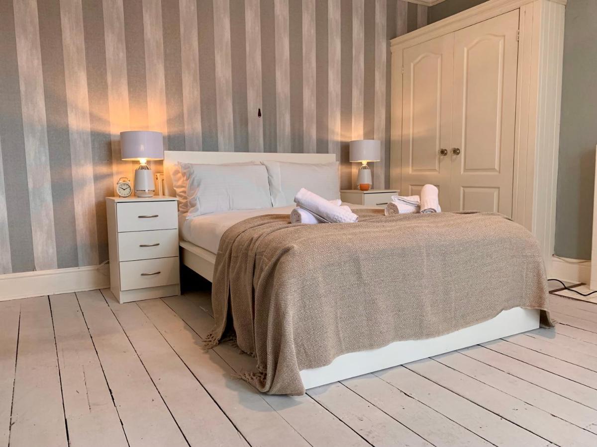 Somerford Place - 6 Beds - Sleeps 12 - Parks 2-3 Cars/Vans Willenhall Ngoại thất bức ảnh