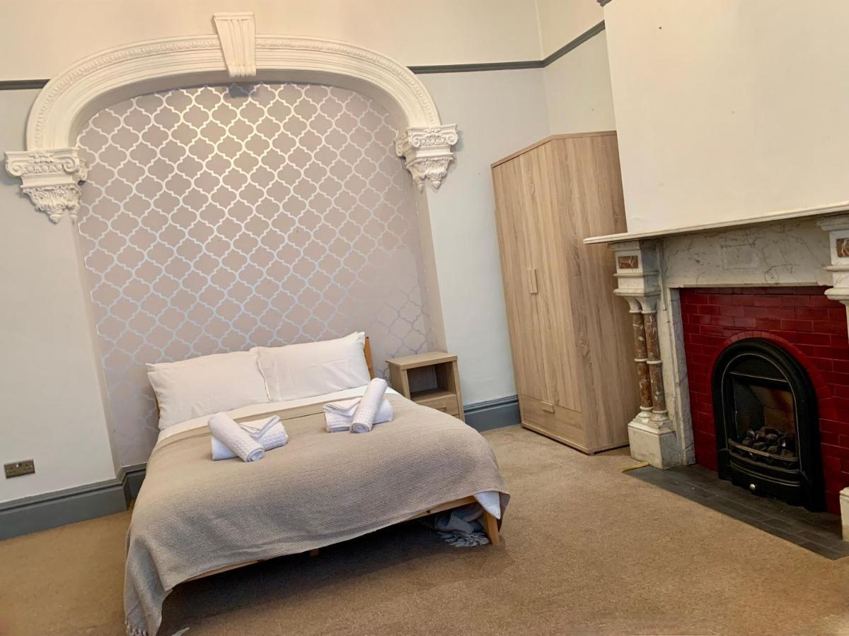 Somerford Place - 6 Beds - Sleeps 12 - Parks 2-3 Cars/Vans Willenhall Ngoại thất bức ảnh