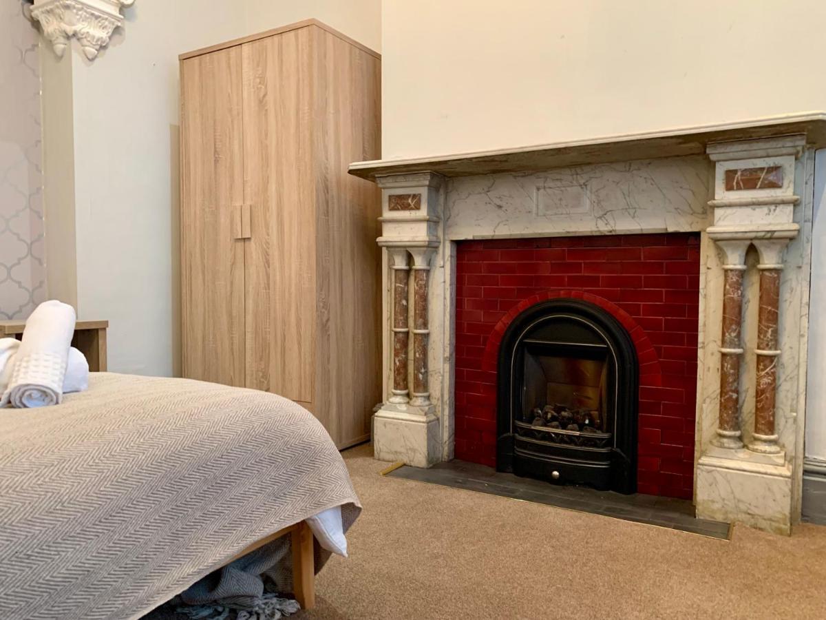 Somerford Place - 6 Beds - Sleeps 12 - Parks 2-3 Cars/Vans Willenhall Ngoại thất bức ảnh