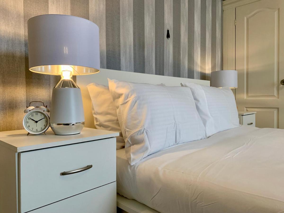 Somerford Place - 6 Beds - Sleeps 12 - Parks 2-3 Cars/Vans Willenhall Ngoại thất bức ảnh