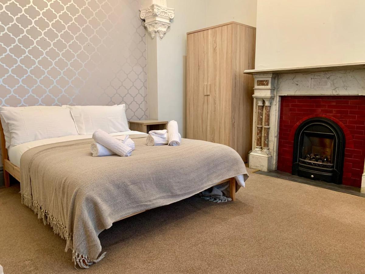 Somerford Place - 6 Beds - Sleeps 12 - Parks 2-3 Cars/Vans Willenhall Ngoại thất bức ảnh