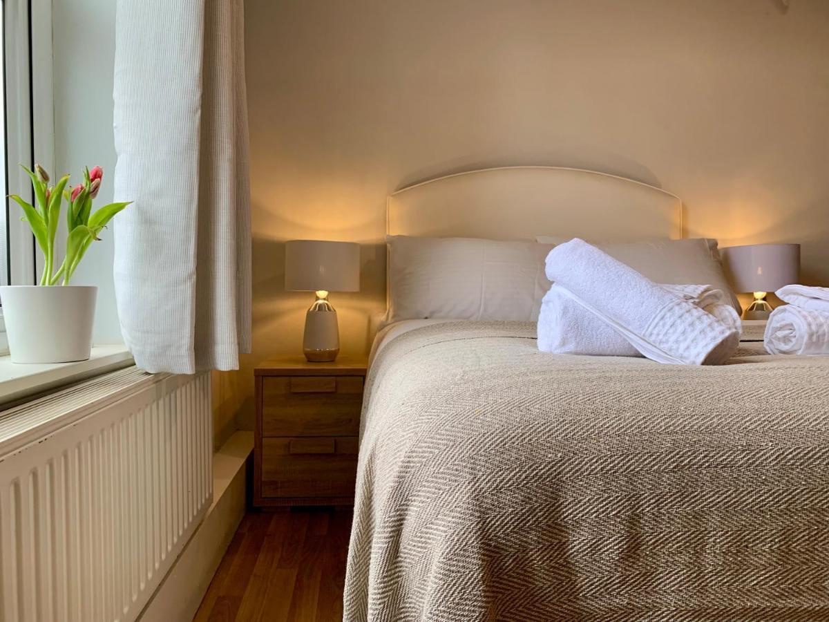 Somerford Place - 6 Beds - Sleeps 12 - Parks 2-3 Cars/Vans Willenhall Ngoại thất bức ảnh