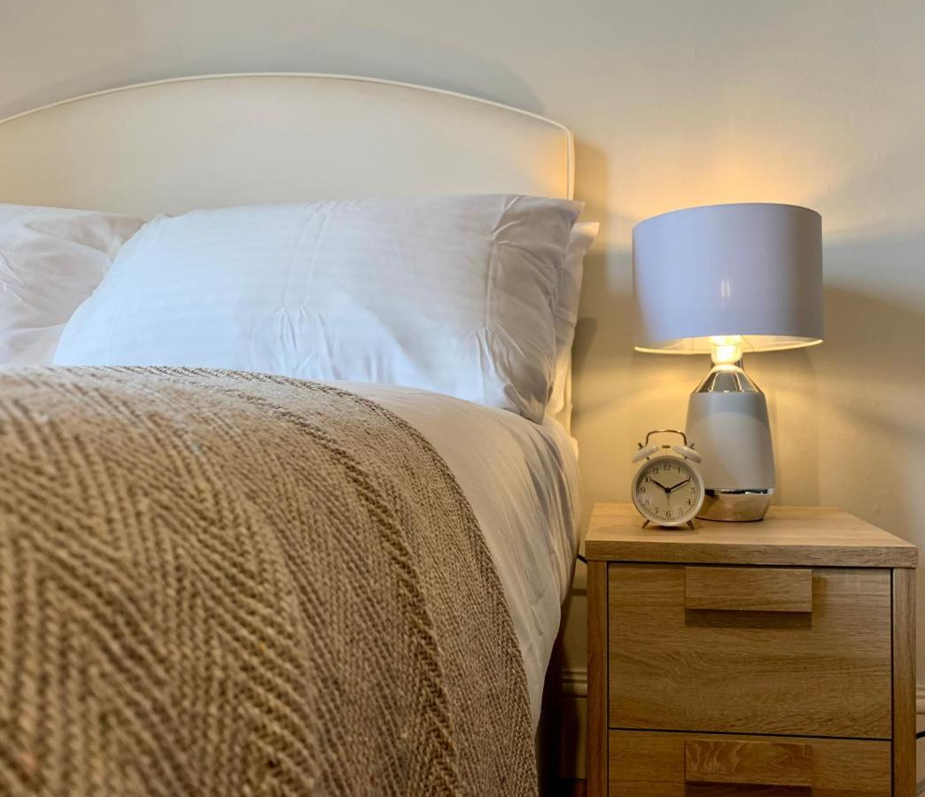 Somerford Place - 6 Beds - Sleeps 12 - Parks 2-3 Cars/Vans Willenhall Ngoại thất bức ảnh