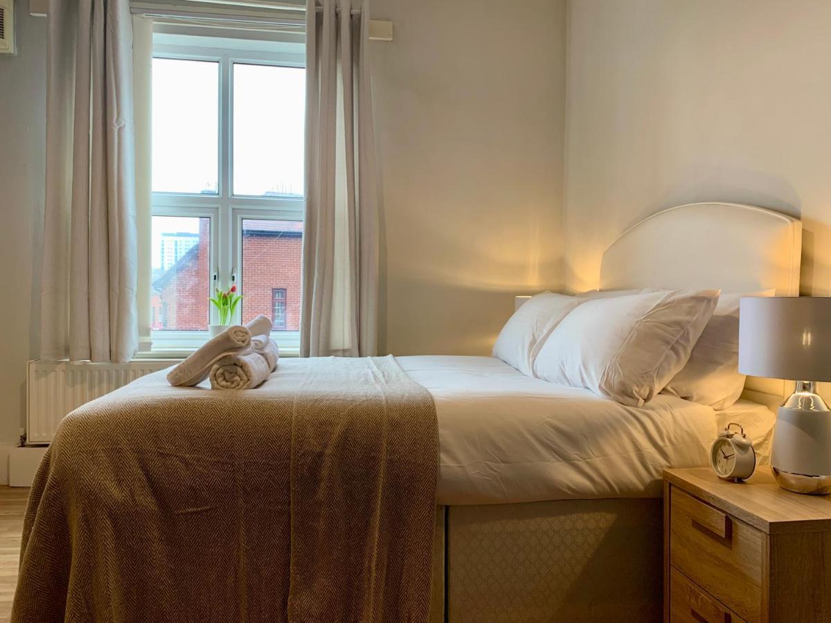 Somerford Place - 6 Beds - Sleeps 12 - Parks 2-3 Cars/Vans Willenhall Ngoại thất bức ảnh
