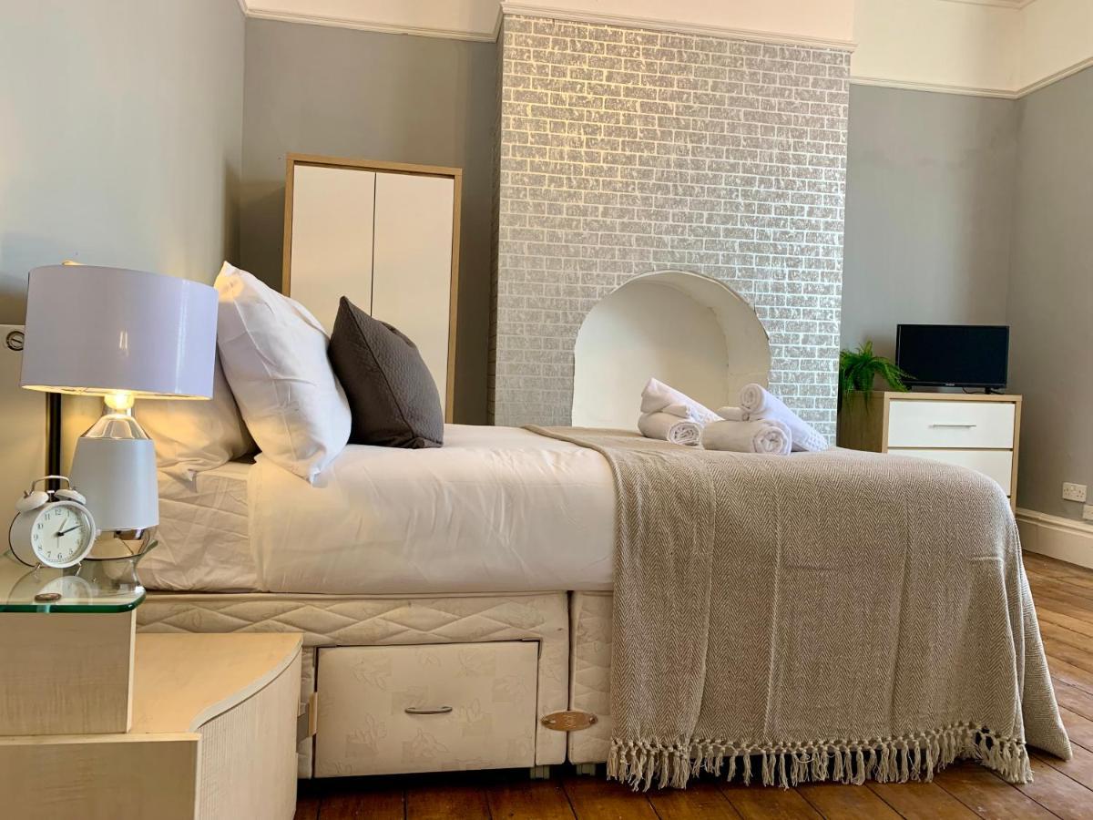 Somerford Place - 6 Beds - Sleeps 12 - Parks 2-3 Cars/Vans Willenhall Ngoại thất bức ảnh