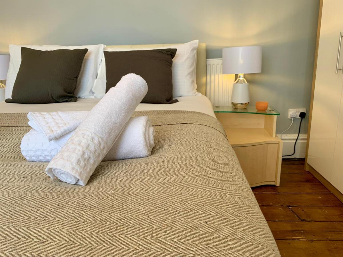 Somerford Place - 6 Beds - Sleeps 12 - Parks 2-3 Cars/Vans Willenhall Ngoại thất bức ảnh