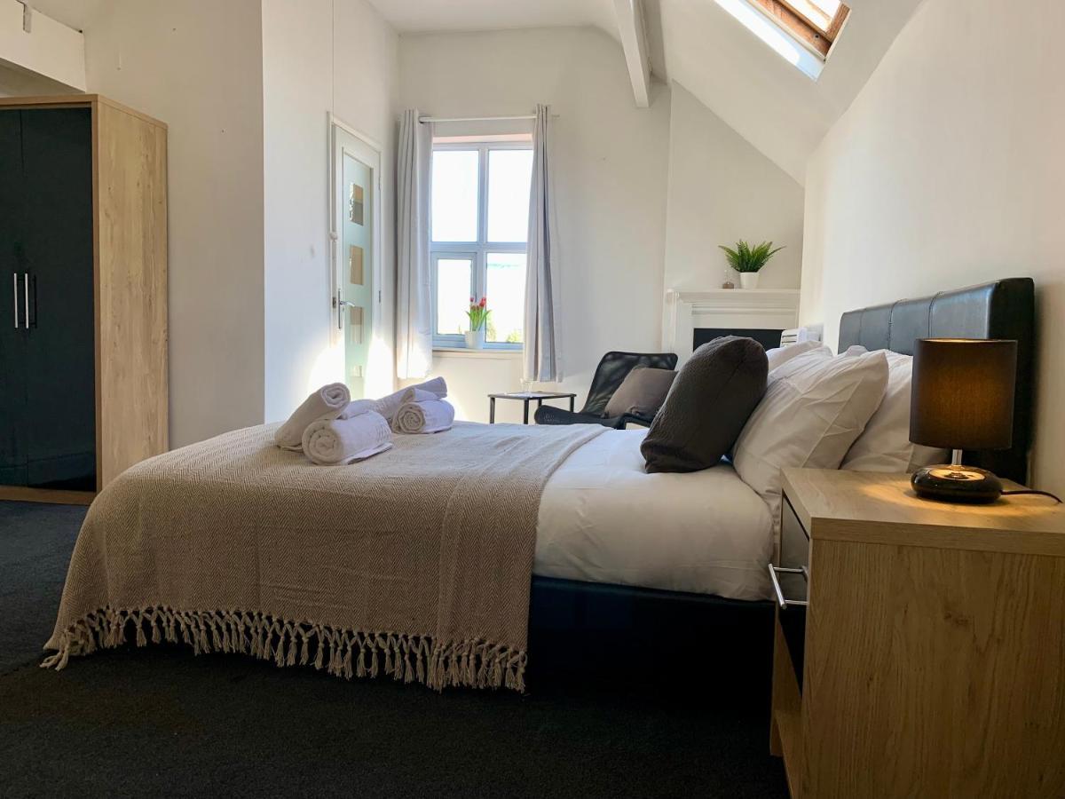 Somerford Place - 6 Beds - Sleeps 12 - Parks 2-3 Cars/Vans Willenhall Ngoại thất bức ảnh