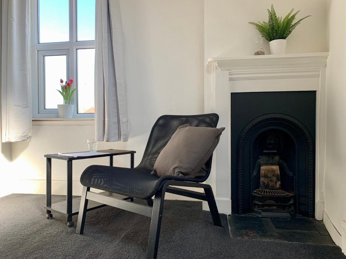 Somerford Place - 6 Beds - Sleeps 12 - Parks 2-3 Cars/Vans Willenhall Ngoại thất bức ảnh