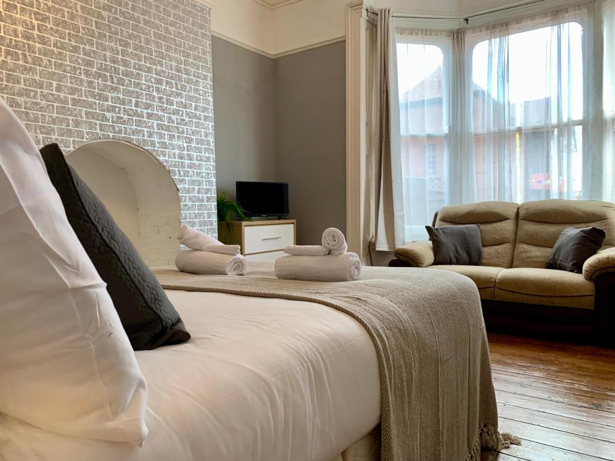 Somerford Place - 6 Beds - Sleeps 12 - Parks 2-3 Cars/Vans Willenhall Ngoại thất bức ảnh